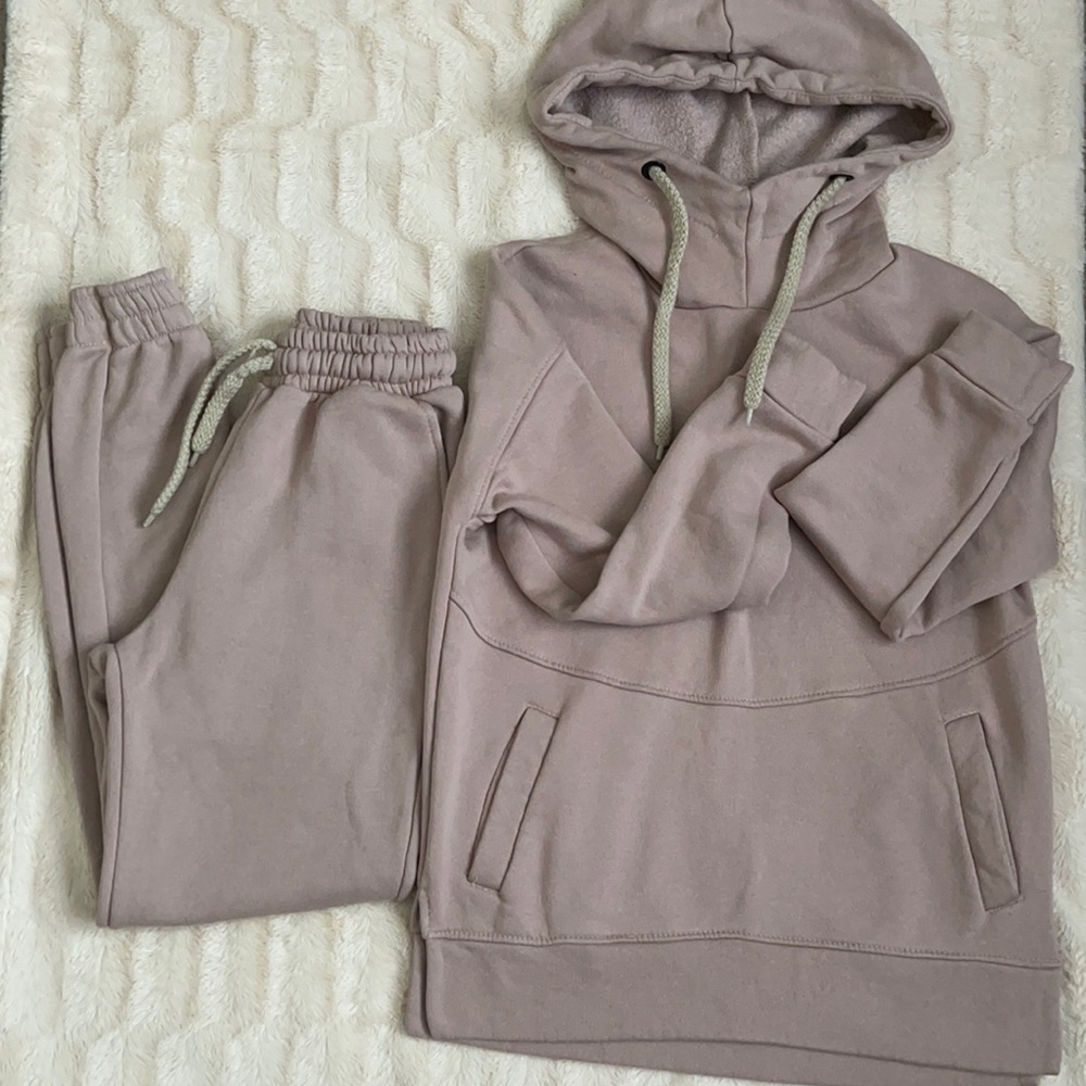 Women’s sweater and sweatpants set